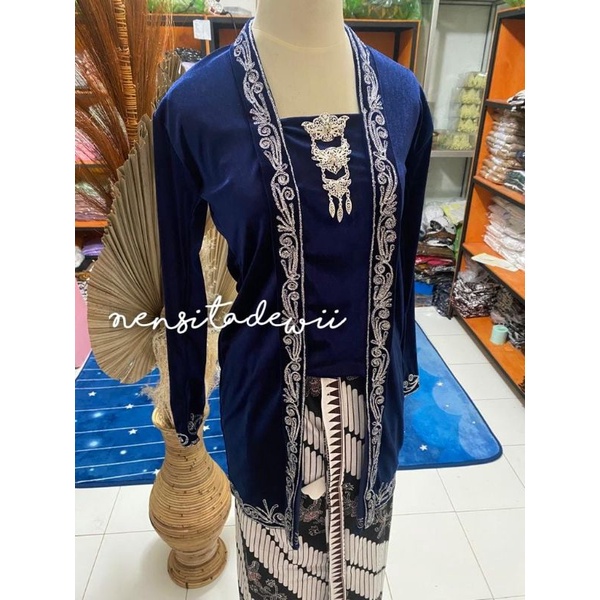 Set Kebaya Bludru + Rok Plisket / Kebaya Kutubaru Body Panjang [Bordir Silver]