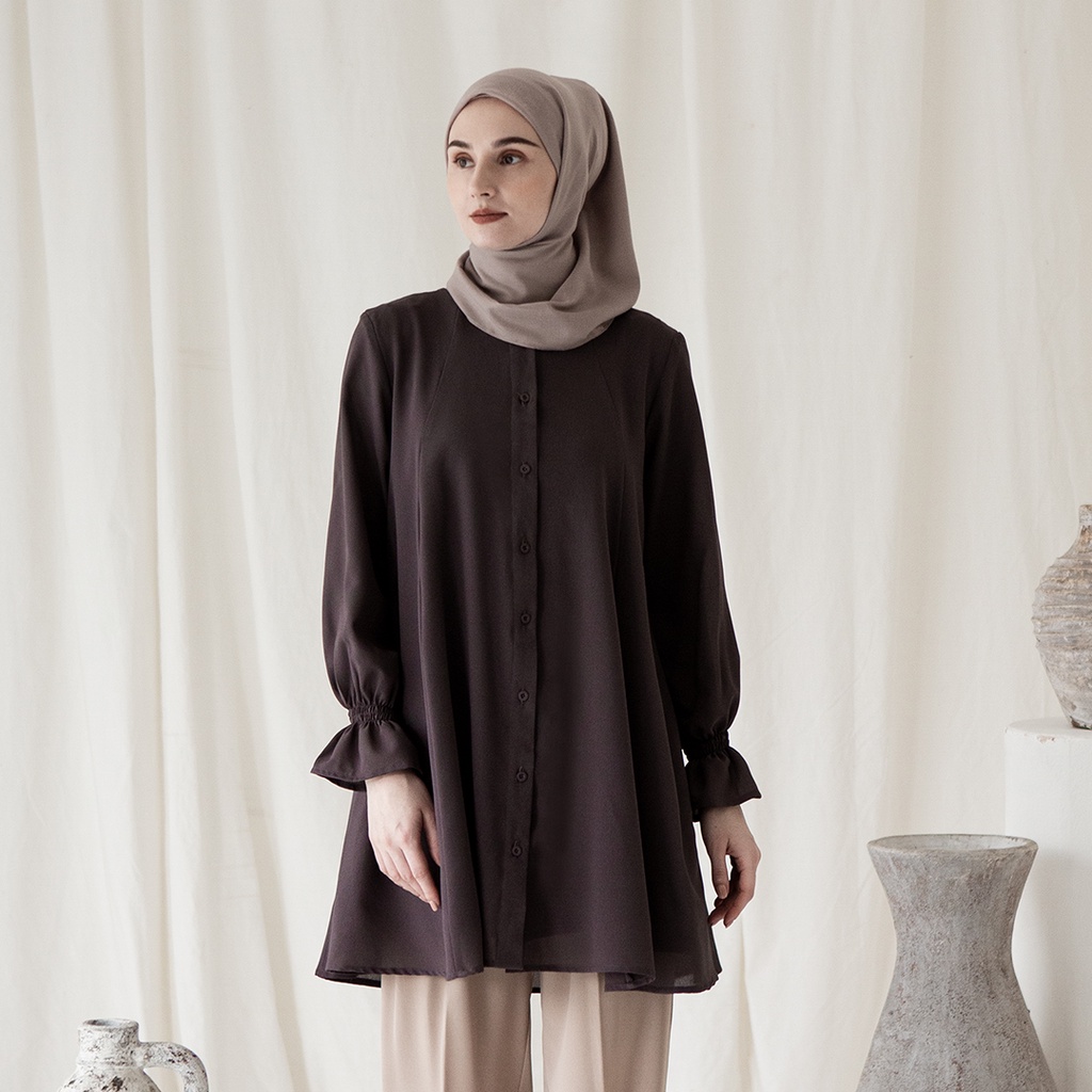 Maula by Aska Label - Tunik wanita full kancing atasan blouse Muslim lengan panjang dengan detail kerut pada lengan warna Dusty Blue, ungu Lilac, Plum, Dark Grey