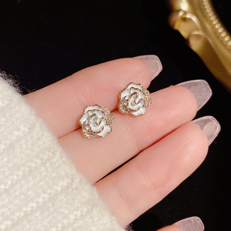 Anting S925 Silver Needle Bentuk Bunga Aksen Berlian Untuk Wanita