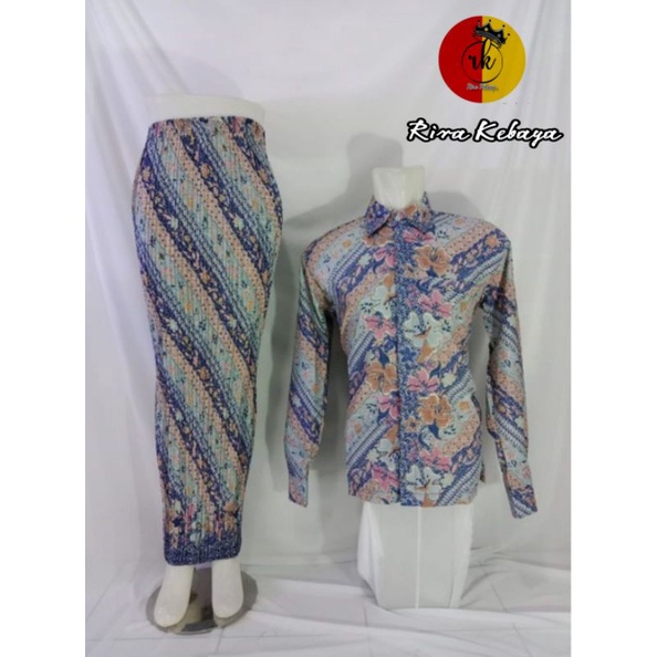 Couplan Rok Batik dan Kemeja Lengan Panjang