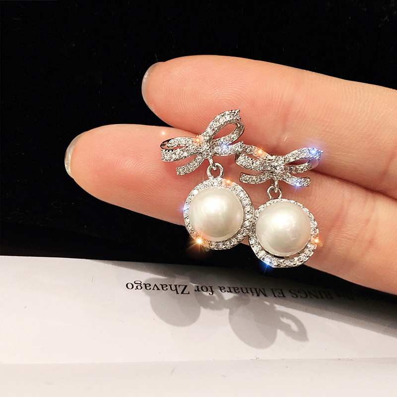 Anting Tusuk Gantung Temperament Desain Pita Hias Mutiara + Berlian Gaya Simple Untuk Wanita