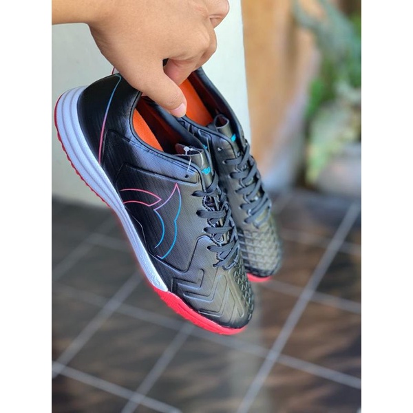 Sepatu  Futsal ORTUSEIGHT FORTE OROCHI IN - BLACK