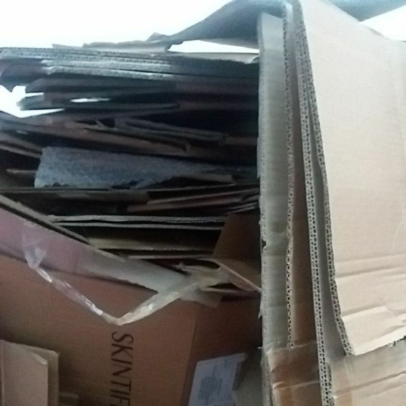 

kardus bekas besar kecil masih keadaan bagus per KG