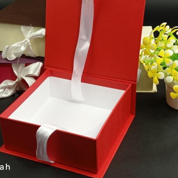

Hardbox ukuran 17 cm x 17 cm x 7 cm - Merah