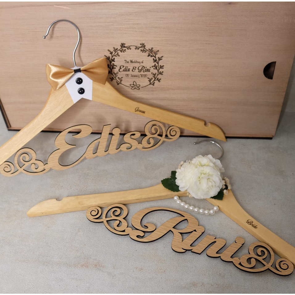 Wedding Hanger Dress Tuxedo Properti Foto Wedding Kamar Pengantin Romantic Garden