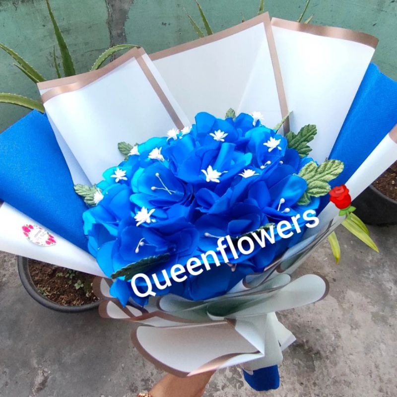 Buket bunga mawar satin biru