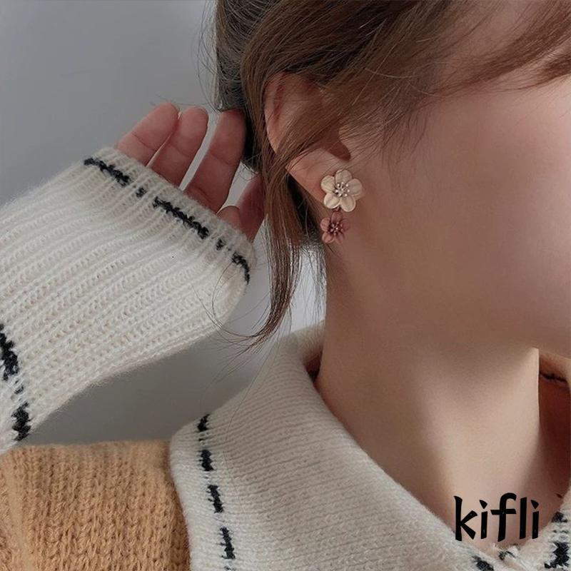 Anting Bentuk Bunga Warna Kontras Untuk Wanita