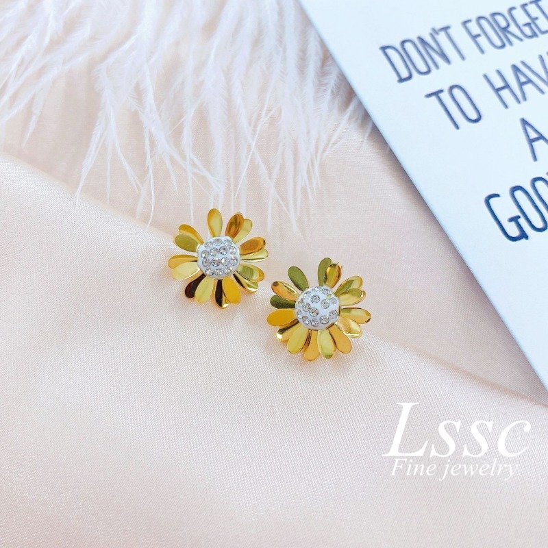 Anting Titanium Bunga Daisy Korea Lapis Emas 18K Anti Karat Aksesoris Perhiasan Wanita