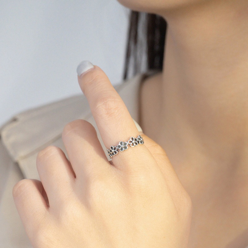 Cincin Model Terbuka Bahan Metal Warna Silver Desain Bunga Hitam Gaya Antik Adjustable Untuk Wanita