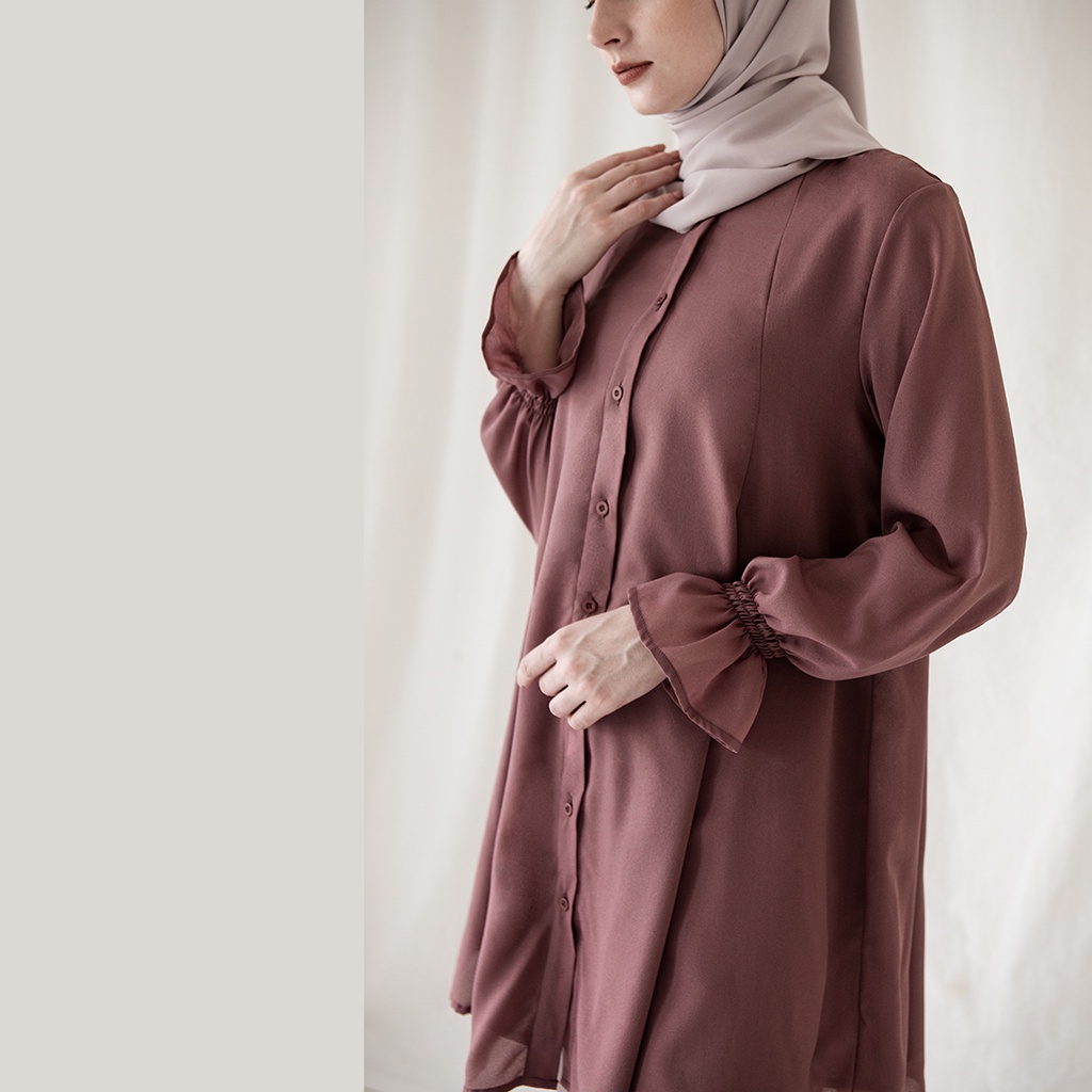 Maula by Aska Label - Tunik wanita full kancing atasan blouse Muslim lengan panjang dengan detail kerut pada lengan warna Dusty Blue, ungu Lilac, Plum, Dark Grey