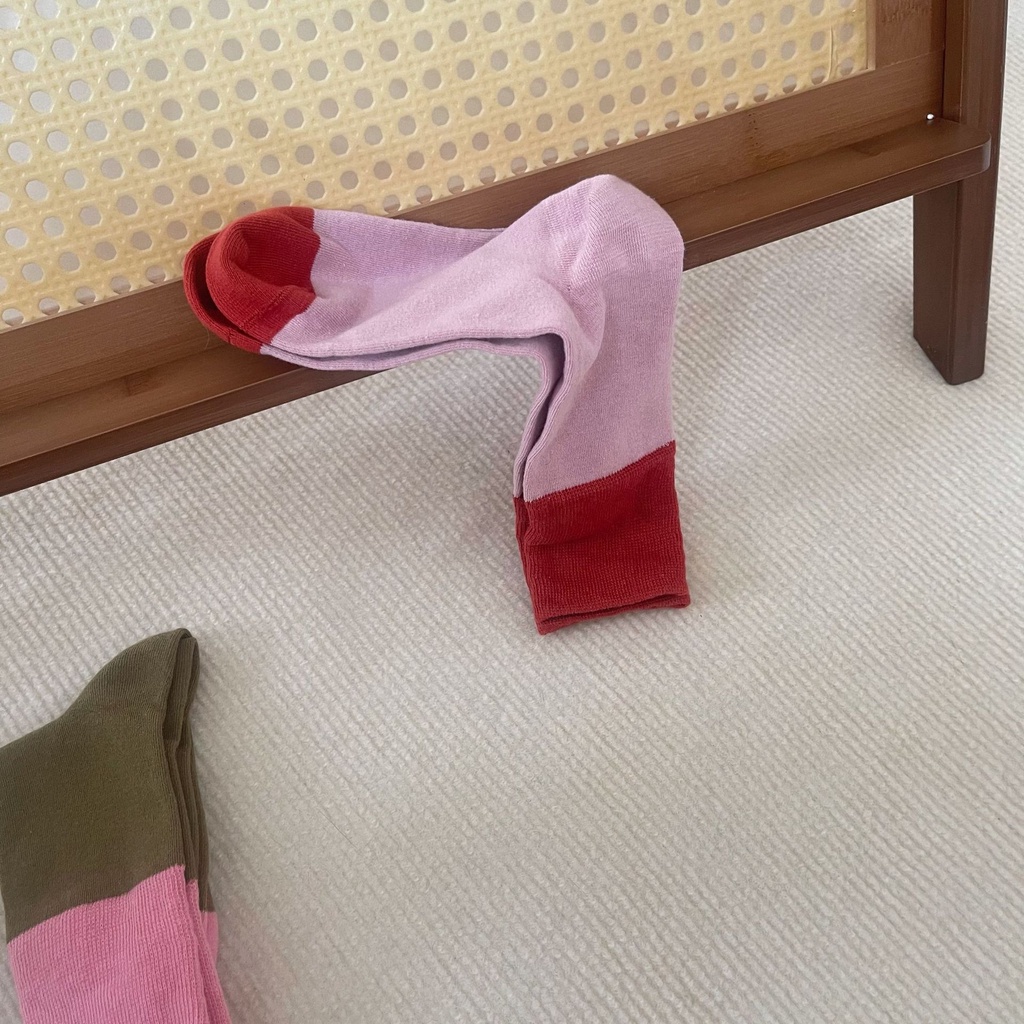 Kaus kaki pertengahan tabung retro Jepang wanita Korea warna yang sesuai dengan kaus kaki warna lemb