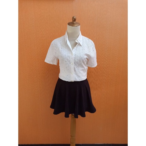 atasan kemeja wanita putih brokat CLAUDE CROSS cewek M cute L lengan pendek kerja kantor kuliah MEWA