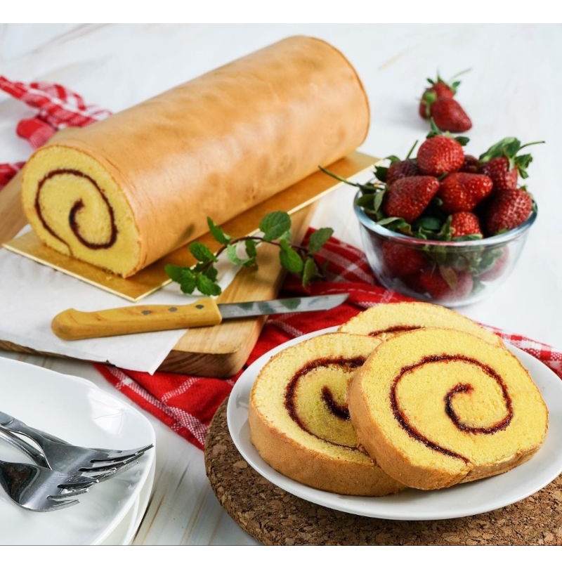 

Bolu Gulung Strawberry Holland Bakery