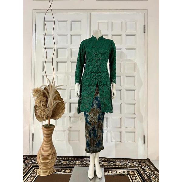 SETELAN KEBAYA BROKAT TUNIK SANGHAI/ KEBAYA MODERN/KEBAYA BROKAT/KEBAYAMURAH/KEBAYACANTIK/KEBAYAPESTA/KEBAYALAMARAN/ KEBAYAKEKINIAN/KEBAYASERAGAMAN/KEBAYACOUPLE