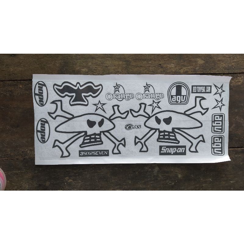 mall sticker repaint helm ala Guy Martin