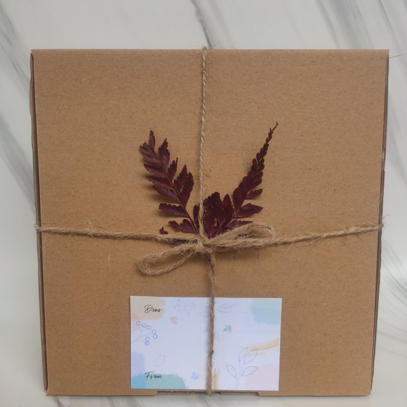 

Dus Hampers Die Cut / Kardus Hampers 22x22x10 / Kertas Suir / Tali Rami / Kartu Ucapan / Gift Card