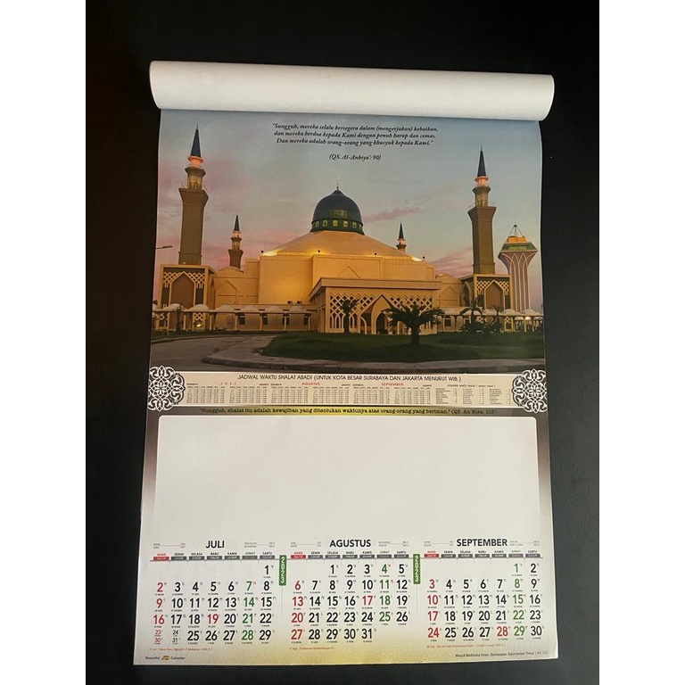 Kalender dinding triwulan 2023 motif mesjid