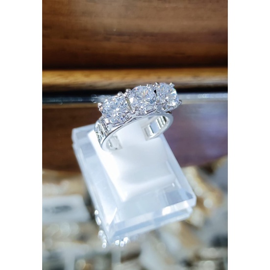 Cincin Emas Berlian Mata Putih