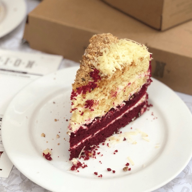 

READY BANDUNG 16 MAR 2025 - (SLICE) UNION BAKERY RED VELVET CHEESECAKE - VANILLA SPONGE CHEESE BUTTERCREAM GRATED CHEDDAR NOUGAT CRUMBLE OLEH OLEH BANDUNG VIRAL SALE PROMO PAKET HADIAH BOLU CAKE LEGIT PIA ROTI PIE COOKIES PASTRY LAPIS BIRTHDAY CAKE KUE UL