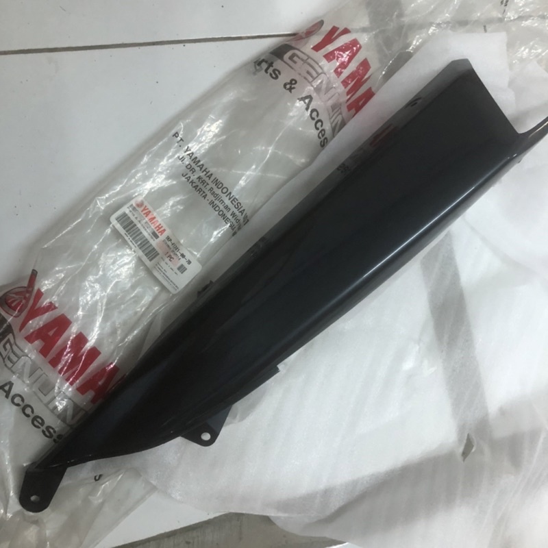 Cover sambungan body Soul GT kanan abu abu tua. 1KP-F1741-00-7B