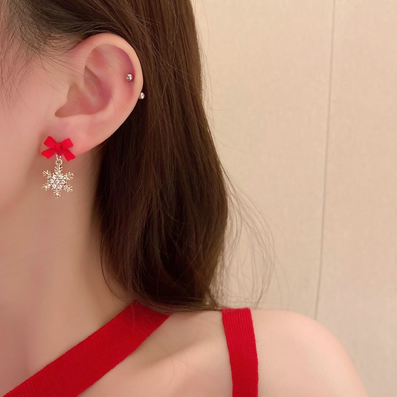 Anting Stud Desain Snowflake Natal Aksen Kristal Warna Hitam Merah Gaya Korea Untuk Wanita