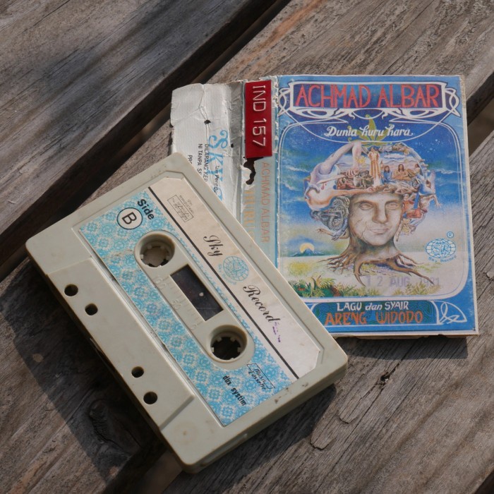 Kaset Pita Achmad Albar & Areng Widodo ; Dunia Huru-Hara