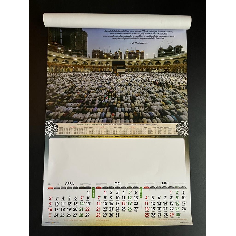 Kalender dinding triwulan 2023 motif ka'bah