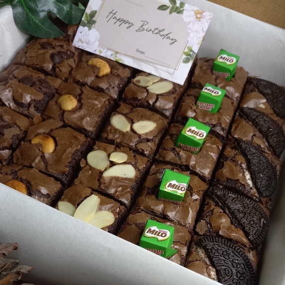 

Hampers Idul Fitri Fudgy Brownies Mix Milo Cube 5 Topping Free Card/Pita/Dus