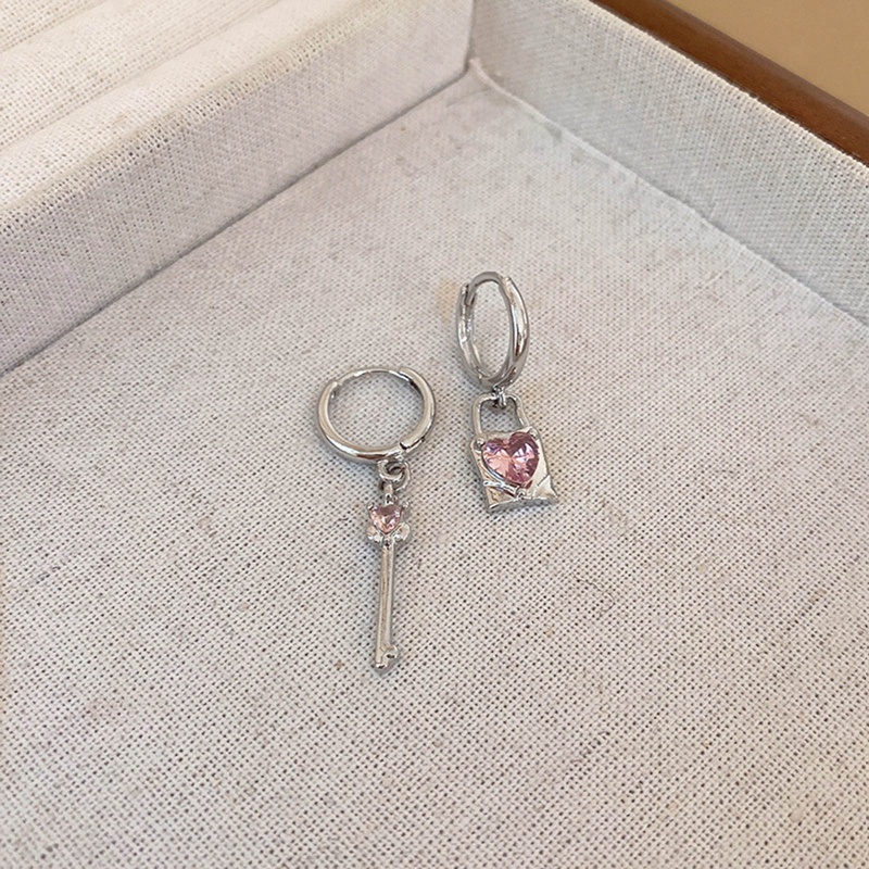 Anting Kait Gantung Asimetris Desain Kunci Hati Hias Zircon Untuk Wanita