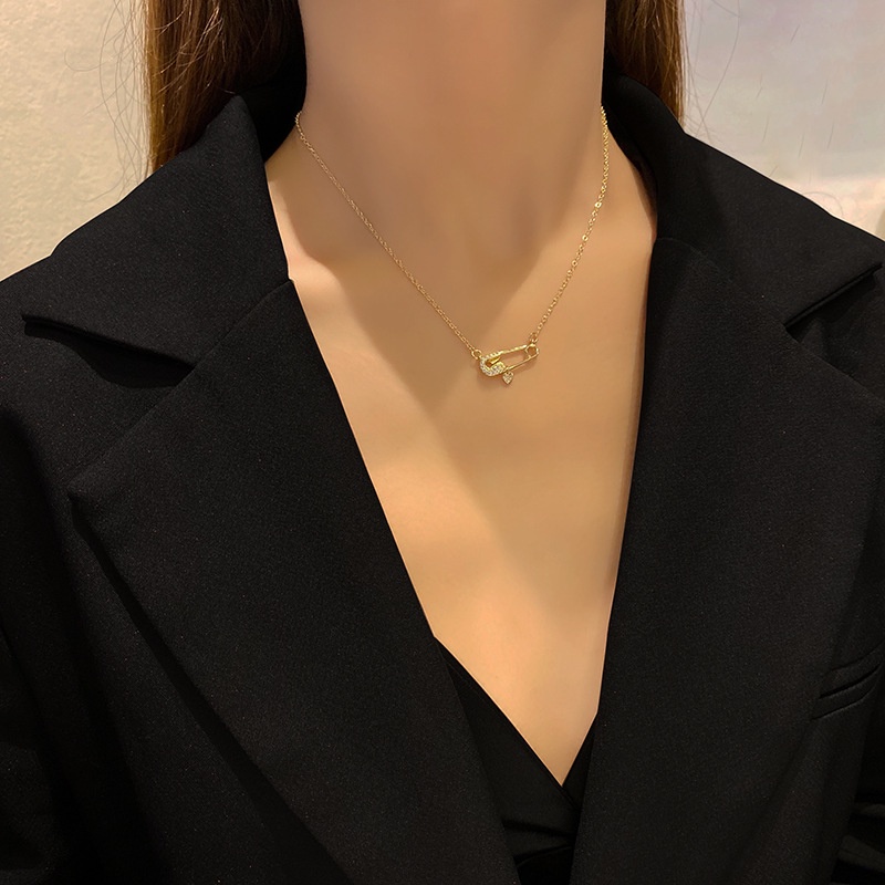 Kalung Choker Bahan Titanium steel Dengan Liontin Pin Zirkon Untuk Wanita