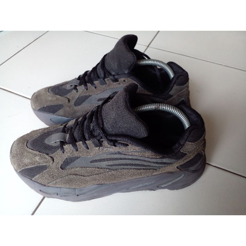sepatu second adidas yeezy boost 700 V2 vanta