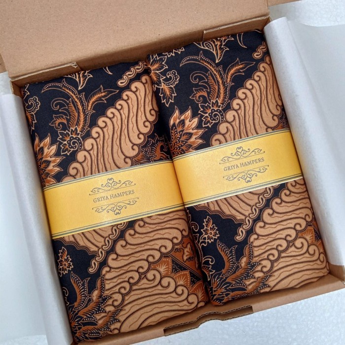 

[COD] KADO NIKAHAN / KADO PERNIKAHAN / HAMPERS WEDDING KAIN BATIK SARIMBIT - B107