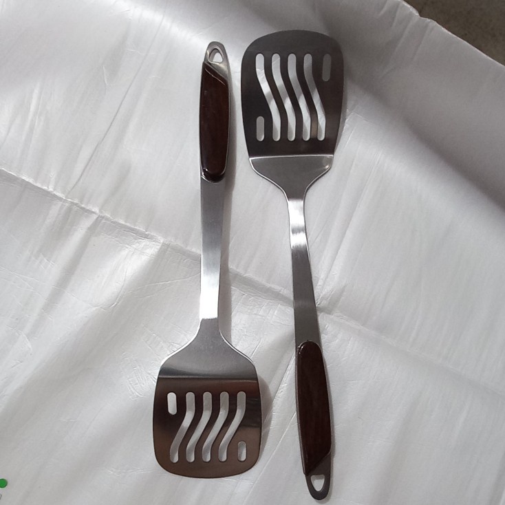 Spatula Sodet Staniless Sutil Berlubang Tebal