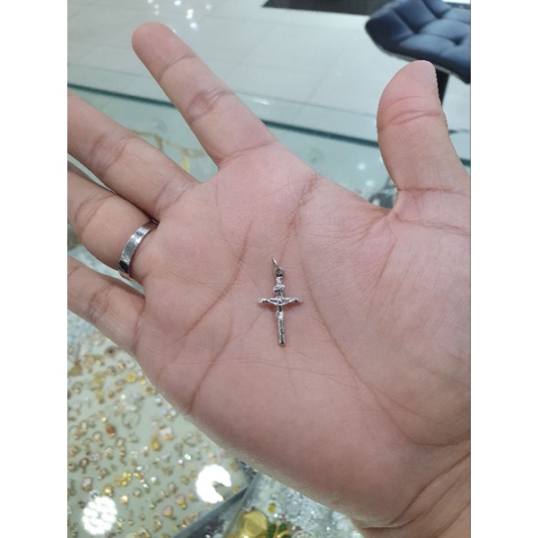 liontin salib Yesus emas putih 750