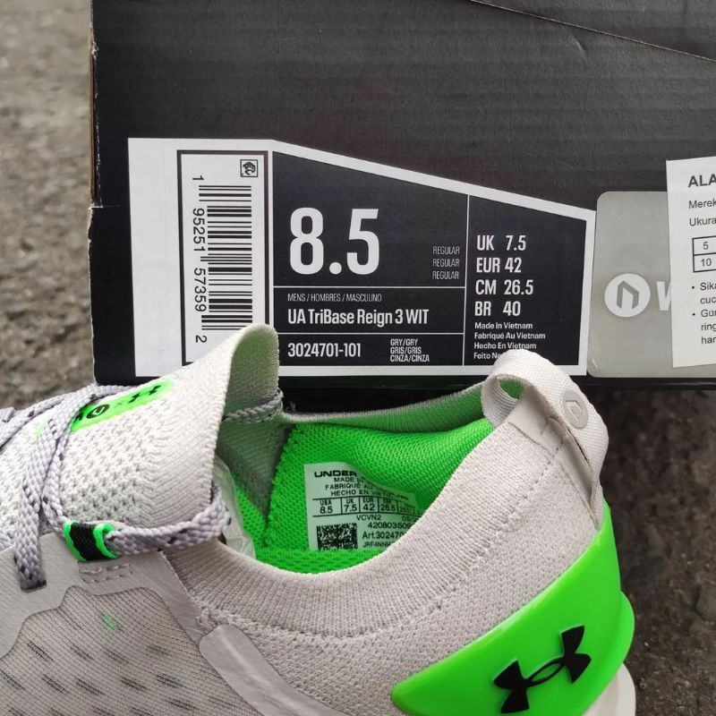 SEPATU TRAINING PRIA UA TRIBASE REIGN 3 WIT (3024701-101)