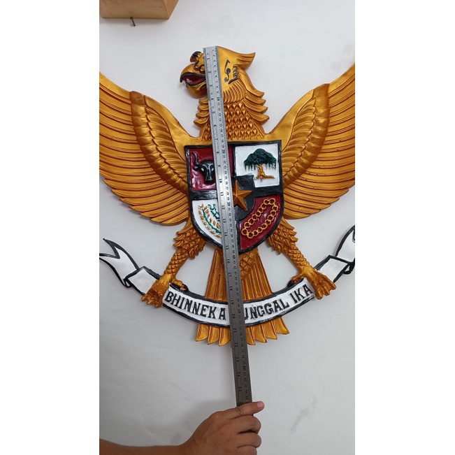 Hiasan Dinding Pajangan Dekorasi Burung Garuda Pancasila Indonesia Ukir Pajangan Dekorasi Kantor Rumah Sekolah Logo Patung Burung Garuda Gold Fiber Besar 3D Hiasan Dinding Pancasila Lambang Negara Indonesia 57x57cm Premium