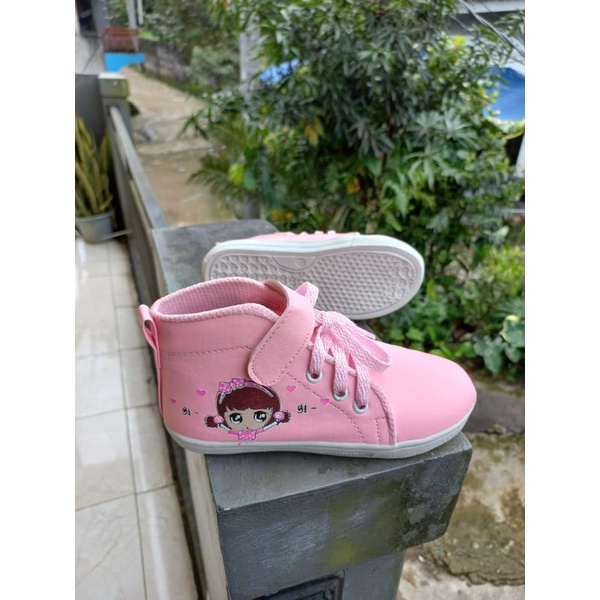 sepatu boots anak motif boneka terbaru