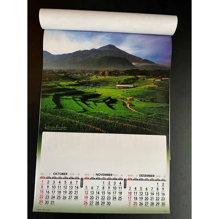 Kalender dinding triwulan 2023 motif pemandangan dunia