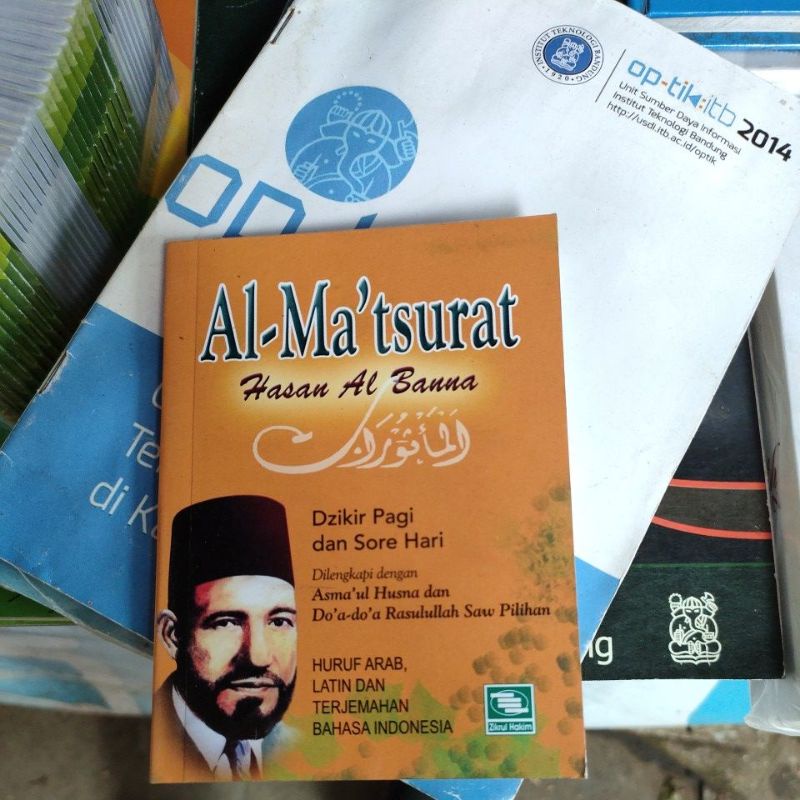 

Al - Ma'tsurat Hassan Al Banna dzikir pagi dan sore lengkap huruf Arab latin dan terjemahan indonesia