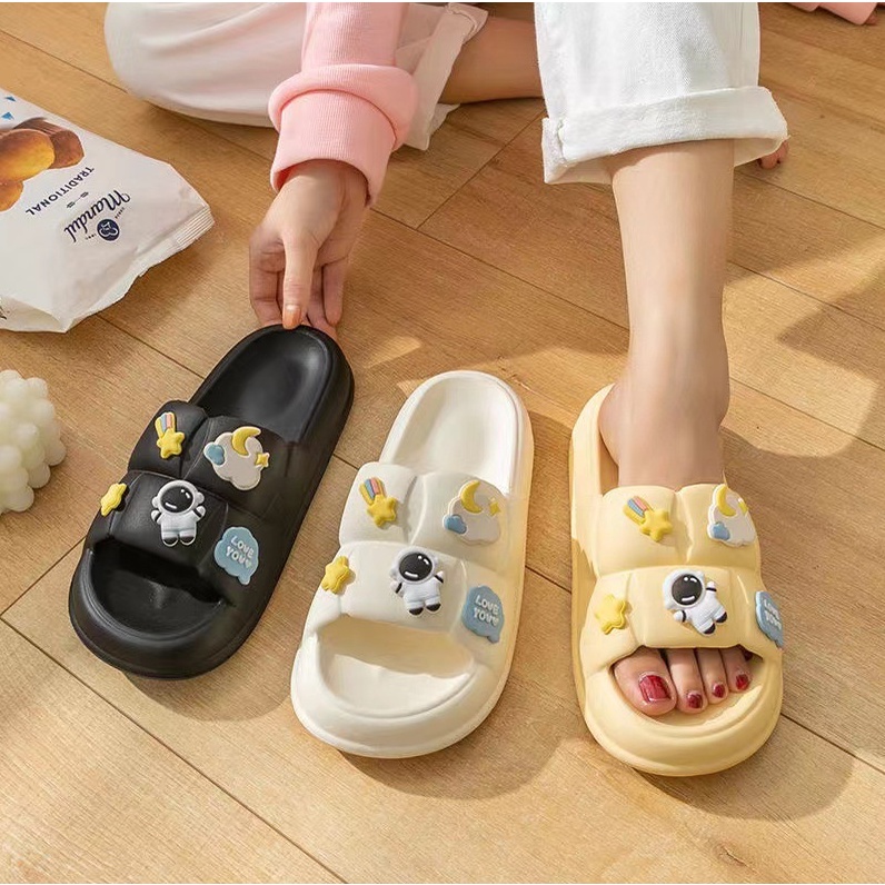 New MINISO Sandal Wanita Tebal Super Lembut Motif Astronot Anti Slip / Sandal Rumah Perempuan Musim 