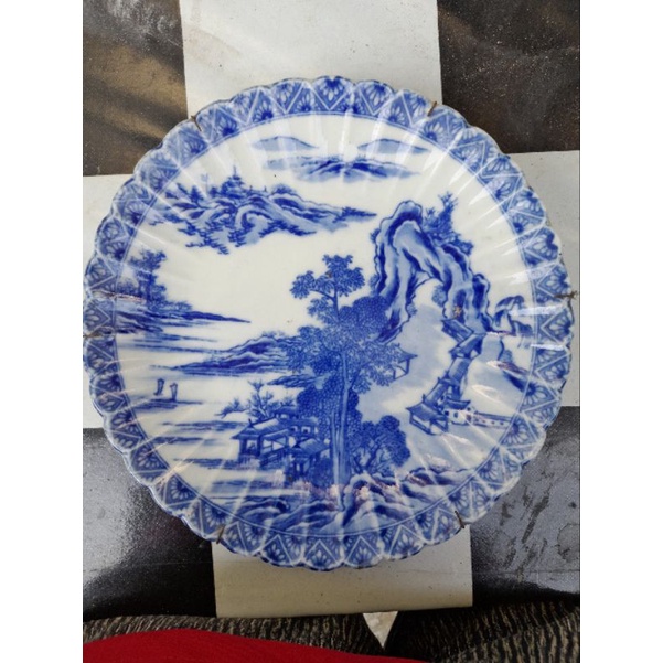 Hiasan dinding piring tembok cina kuno diameter 24 cm motif pemandangan.