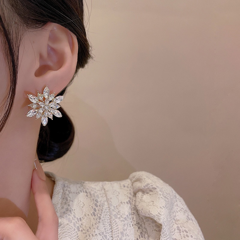 Anting Tusuk Desain Snowflake Bahan 925 silver needle Aksen Berlian