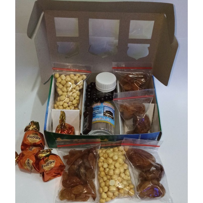 

Paketan Oleh Oleh Haji Dan Umrah 6 Varian "Komplit" √ Paket "Kurma'Kacang Arab'Coklat'Tasbih'Botol