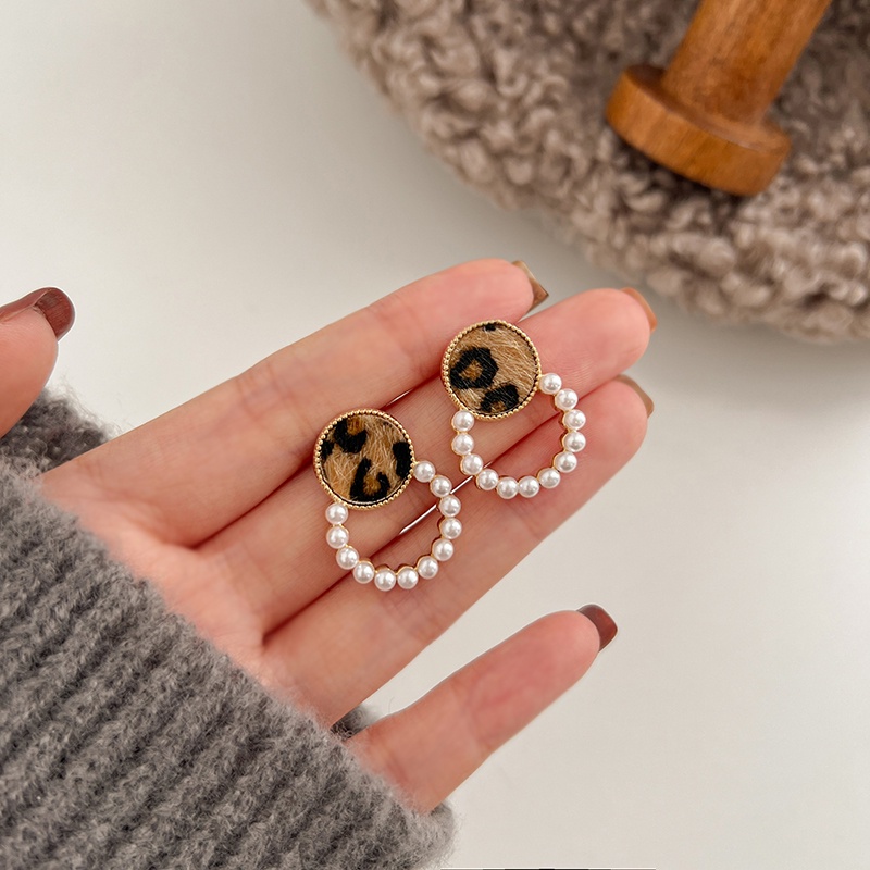 Anting Stud Bentuk Lingkaran Motif Print Leopard Aksen Mutiara Gaya Retro Perancis Untuk Wanita