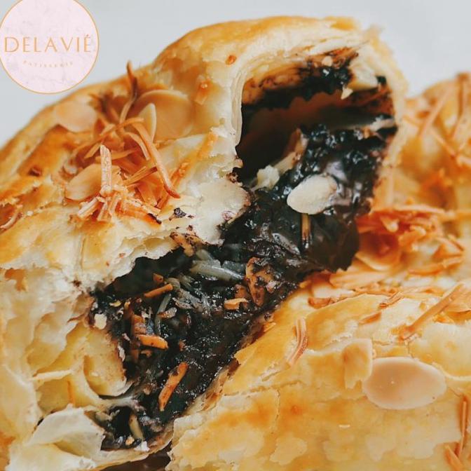 

[COD] choco cheese banana puff (delavie patisserie) [COD]