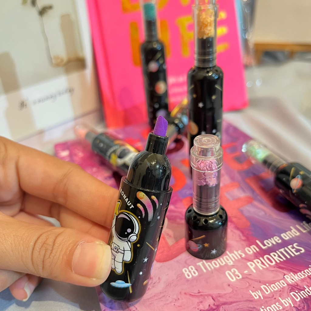 

Highlighter mewah botol astronot 6 pcs 1 set + pouch bening gratis - stabilo warna warni pewarna penanda catatan alat tulis kantor kerja lucu unik bentuk mainan lucu unik