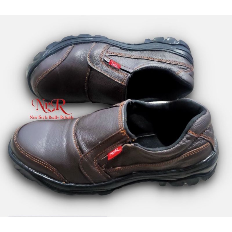 Sepatu safety asli kulit low cut coklat sol karet lentur kerja proyek ujung ada besi