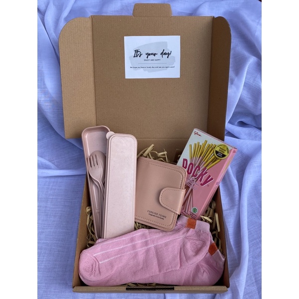 

Giftbox/hampers/kado ulangtahun/kado cewe/hadiah ultah pink/kado wisuda pink/hampers pink