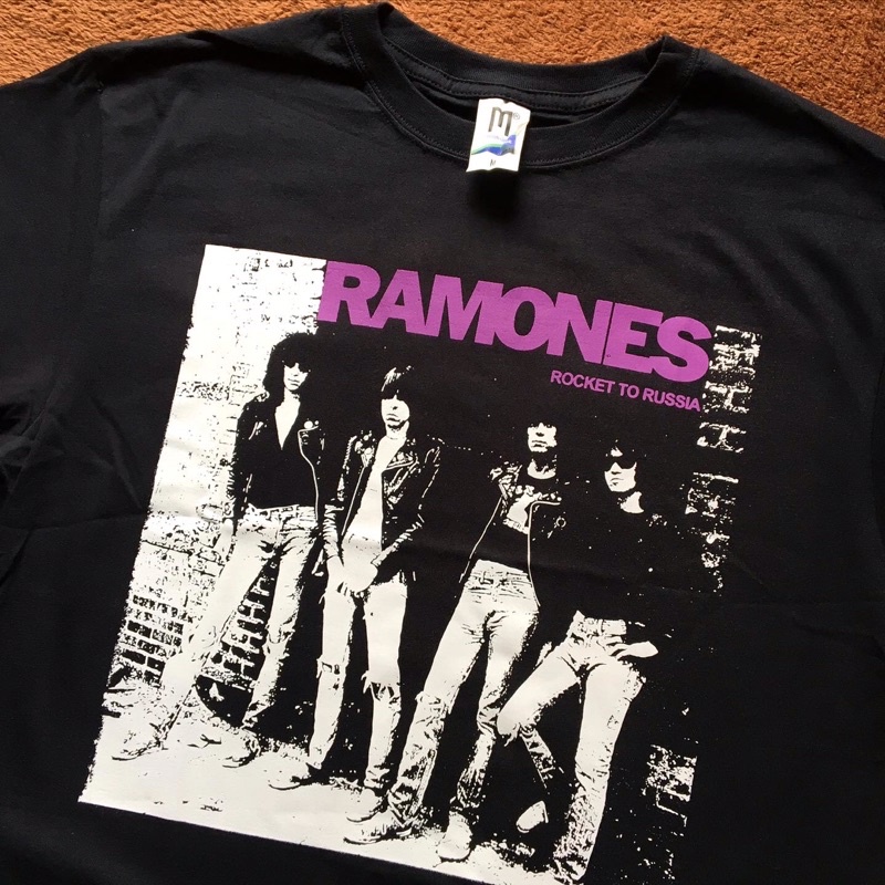 RAMONES KAOS BAND RAMONES TAG MERCHCONS PLASTISOL FREE STICKER