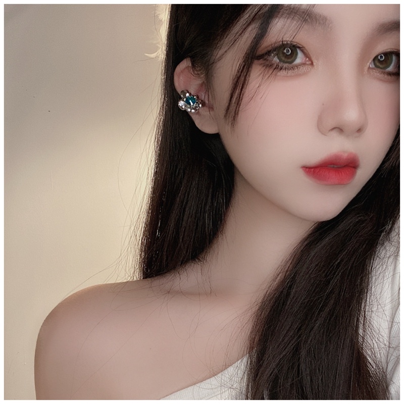 Anting Klip Telinga Wanita Model Simple Harajuku Motif Bunga Hias Berlian Imitasi